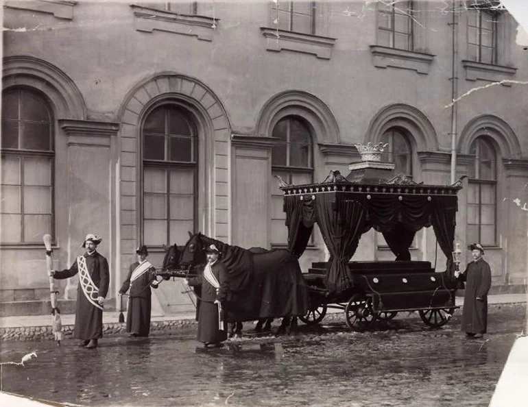 Санкт-Петербург, катафалк у лютеранской церкви Св. Анны.